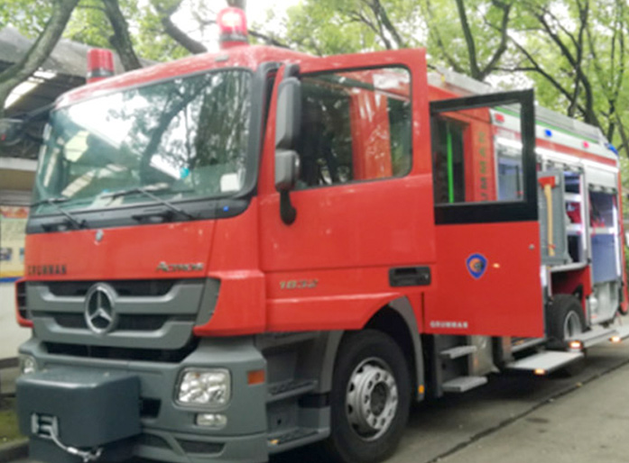 压缩空气泡沫消防车